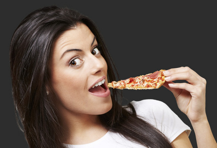 女人吃披萨
