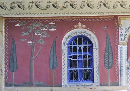 窗口和修道院墙上的壁画图片