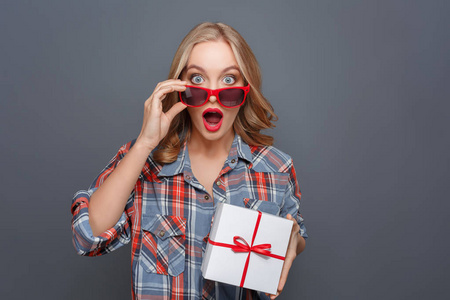 她 diddnt 期望.年轻的女士正往前看, 拿着眼镜在鼻子上.