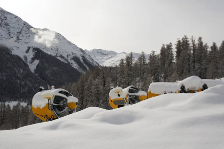 雪在山的山顶上做机器在雪覆盖了风景和山瑞士在阿尔卑斯冬天