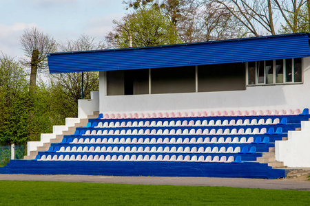 小型学校体育馆的观众座位模糊的群的观众在体育场体育场看台上空荡荡