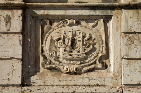 在里斯本阿法玛描绘一艘船的国王喷泉左侧浮雕面板