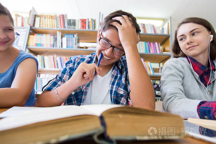 学校图书馆的青少年