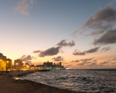 日落在马雷贡, 著名的哈瓦那散步。古巴.在博