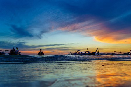 位于泰国甲米的奥南海滩日落