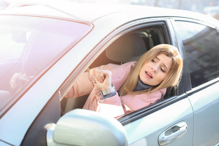 被困的女人图片