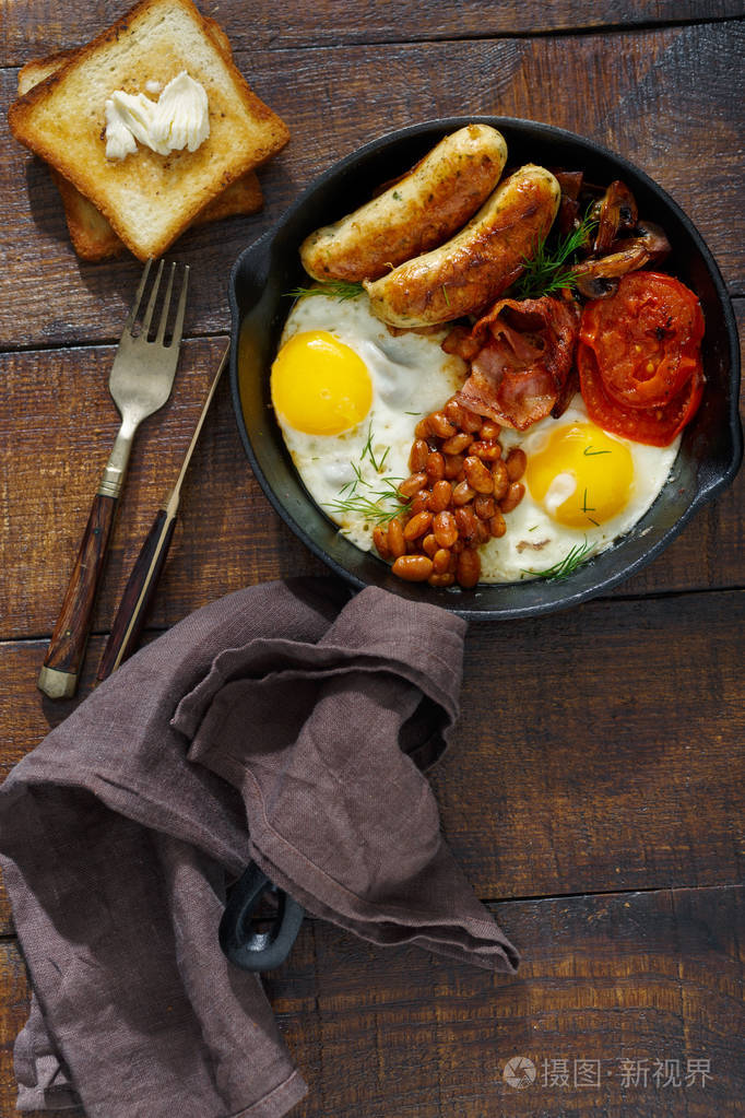 英国早餐在黑暗的木桌顶面视图