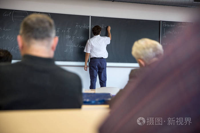 高级男教师教数学, 在黑板上写字