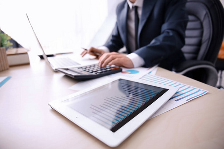 在办公室工作的人, 特写.金融交易理念照片