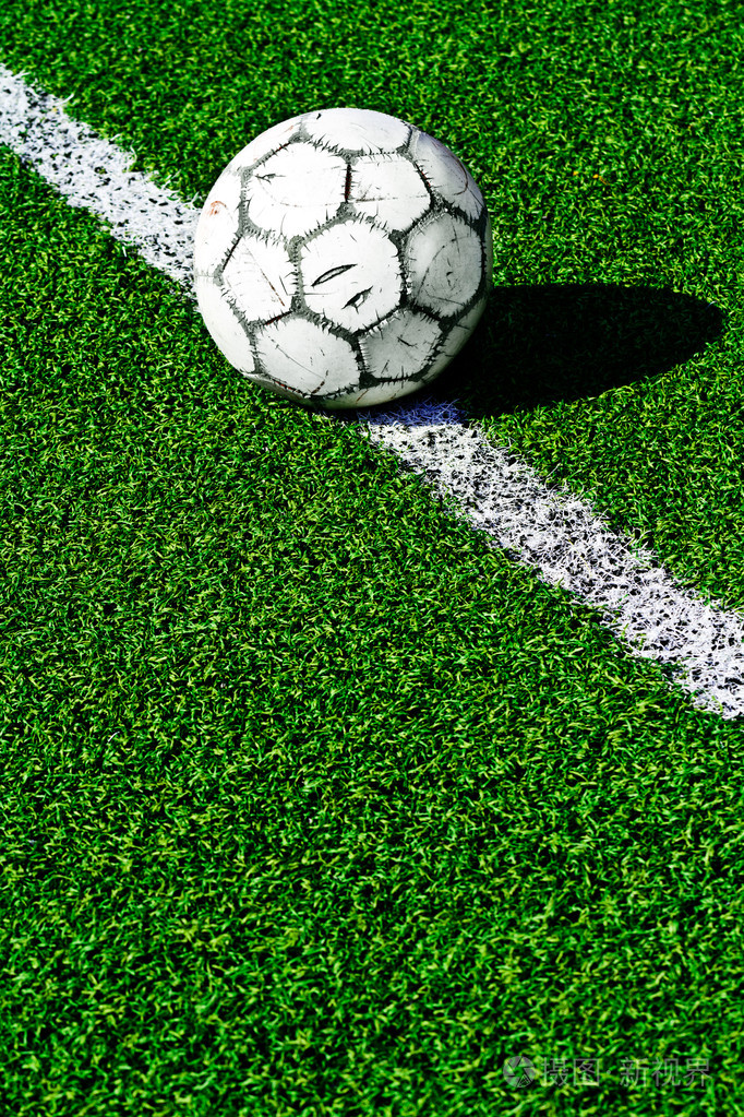 在绿色草地上的老足球球