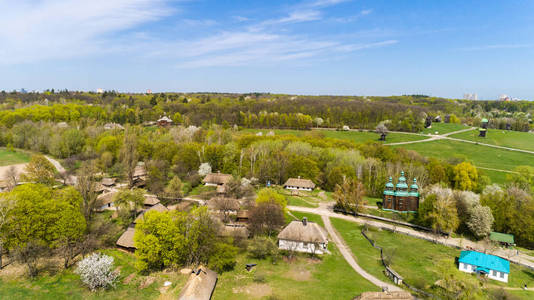 鸟瞰乌克兰传统的村庄在春天, Pirogovo, 基辅