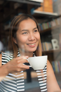 亚洲妇女在咖啡馆里放松咖啡。女性生活方式概念