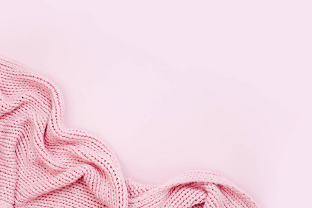 粉红色背景的粉红色针织格子的顶部视图
