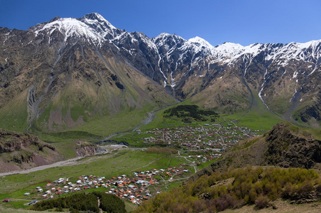 高加索山脉和 stepantsminda 村。格鲁吉亚