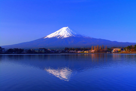 清晨的富士山与蓝天晴朗天气从 Ubuyagasaki 在河口湖日本 04102018