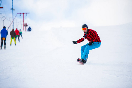 雪山滑雪运动员照片