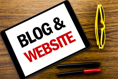 文字显示博客网站。社交博客网站上写的商业概念平板电脑, 木质背景与假期黄色眼镜和标记笔