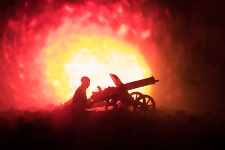 战斗架男子用机枪在夜间, 火灾爆炸背景或军事剪影战斗场面在战争雾