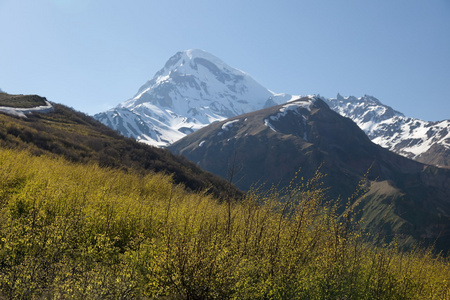 卡兹别克山麓，附近 stepantsminda 的视图。格鲁吉亚
