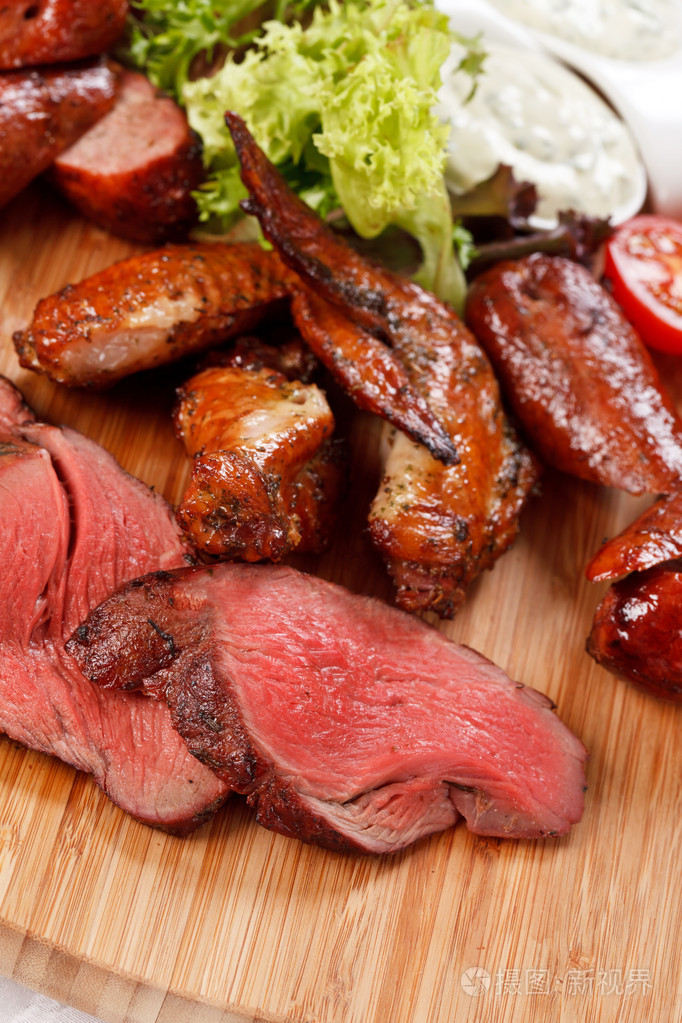 木菜板上的香肠照片-正版商用图片04mcy3-摄图新视界