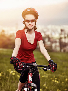 旅行中夏公园自行车的女人