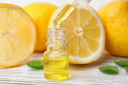将柑橘精油滴入瓶中, 特写照片