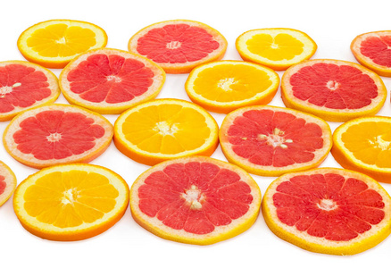 白色背景上的桔子和红色葡萄柚圆片