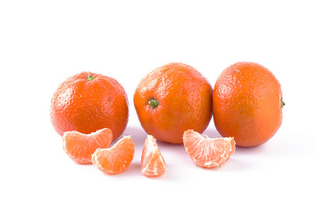 新鲜的 mandarines 在白色背景上分离。桔子排成行。放置在白色背景上