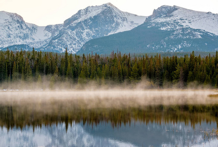 比斯塔特湖与山周围的雪在秋天思考。上水雾。在美国科罗拉多州的落基山国家公园