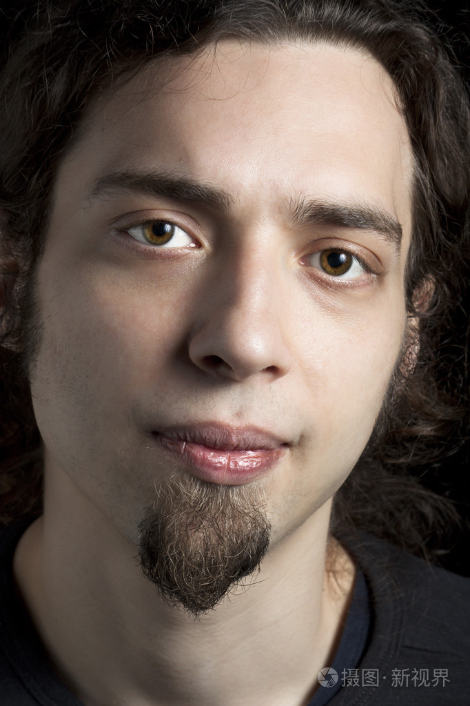 严肃与山羊胡子的人