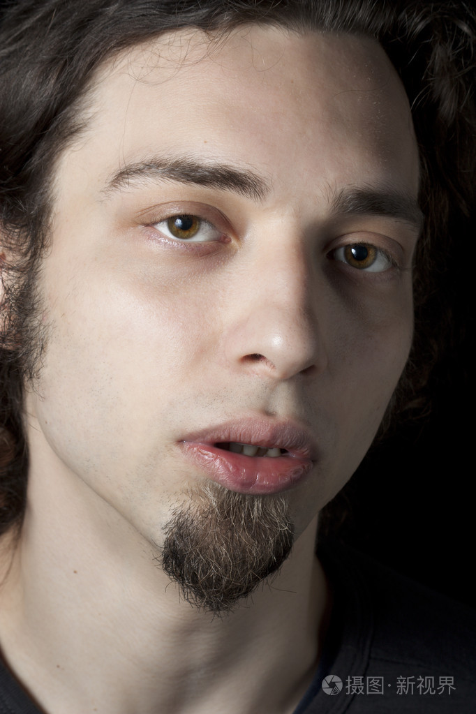 严肃与山羊胡子的人