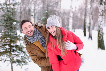 年轻夫妇在雪公园在冬天假期