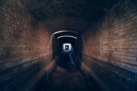 红砖废弃地下下水道隧道具有戏剧性的神秘气氛, 内下水道照片