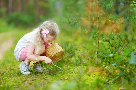 可爱的小女孩在美丽的夏日森林远足的乐趣。积极的家庭休闲与孩子