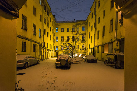 圣彼得堡城市庭院夜间降雪图片