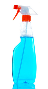 与孤立在白色的蓝色液体喷雾瓶