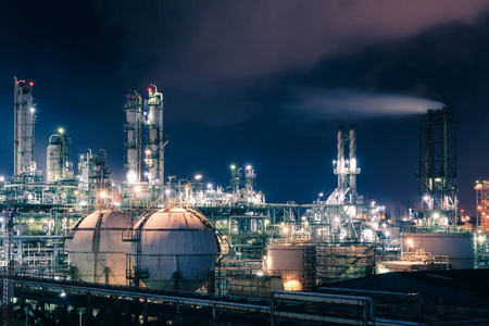石化厂夜间闪光照明,石油生产,石化装置产品罐照片