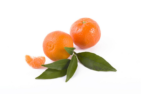 新鲜的 mandarines 在白色背景上分离。桔子排成行。放置在白色背景上
