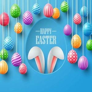 彩色复活节彩蛋挂在蓝色背景的鸡蛋洞兔耳朵