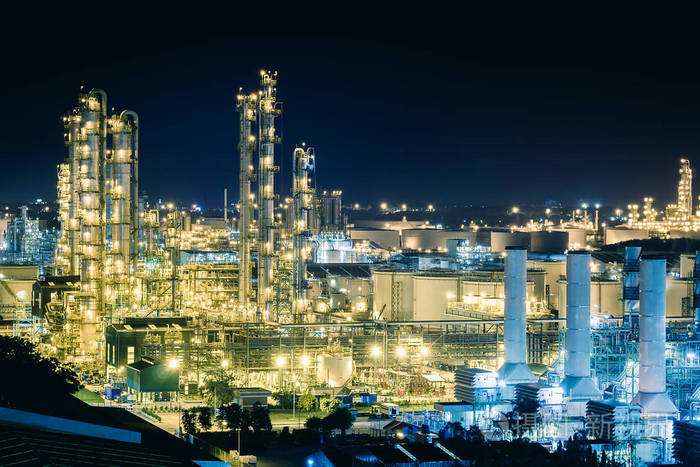 蒸馏塔和发电厂的闪光照明. 烯烃厂石化厂制造