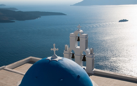 圣托里尼岛希腊蓝色圆顶的教堂