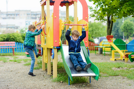 游乐场坐海盗船的孩子滑稽的孩子在儿童游乐场玩耍照片