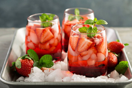 草莓冰茶或冷鸡尾酒