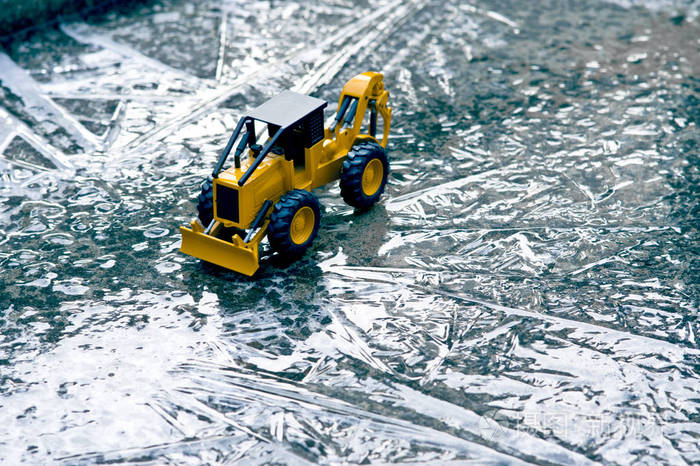 玩具forklake车和冰路