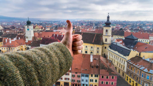 Sibiu 议会大厦和圣洁三位一体罗马天主教教会从福音派教会看