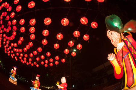 中国的神和灯笼挂在中国新年庆典上