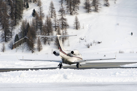 一架私人飞机准备在冬季的圣莫里茨瑞士机场起飞。