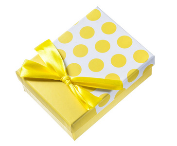 黄色包装的礼品盒被隔离在白色