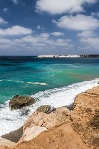 石头之间运行的路径去地中海的景色的阿卡马斯半岛的海岸