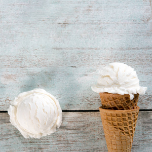酸奶冰淇淋圆锥形